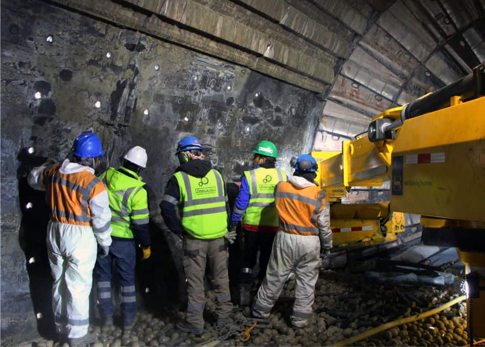 Equipo técnico trabajando al interior de un molino